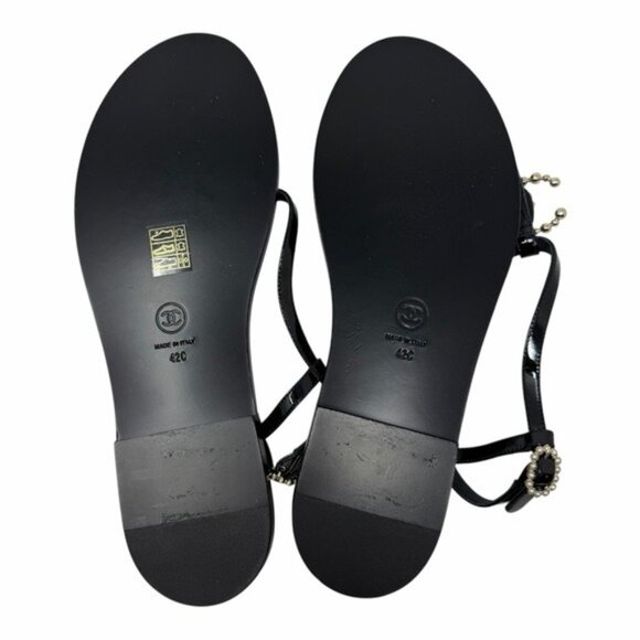 CHANEL Black Patent Leather CC Pearl Embellished Logo Flat Thong Sandals - Picture 11 of 11